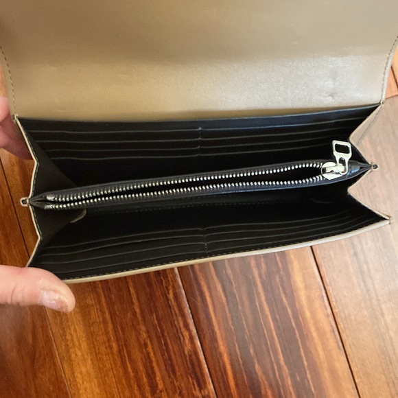 Max mara wallet, not new , a little scratchy, - Picture 3 of 6